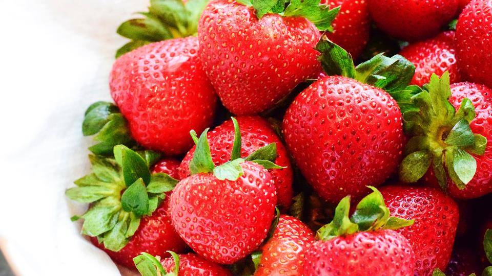 Fresh strawberries - how to eat less sugar