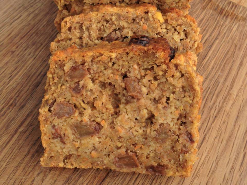 Healthy carrot and apple loaf cake 