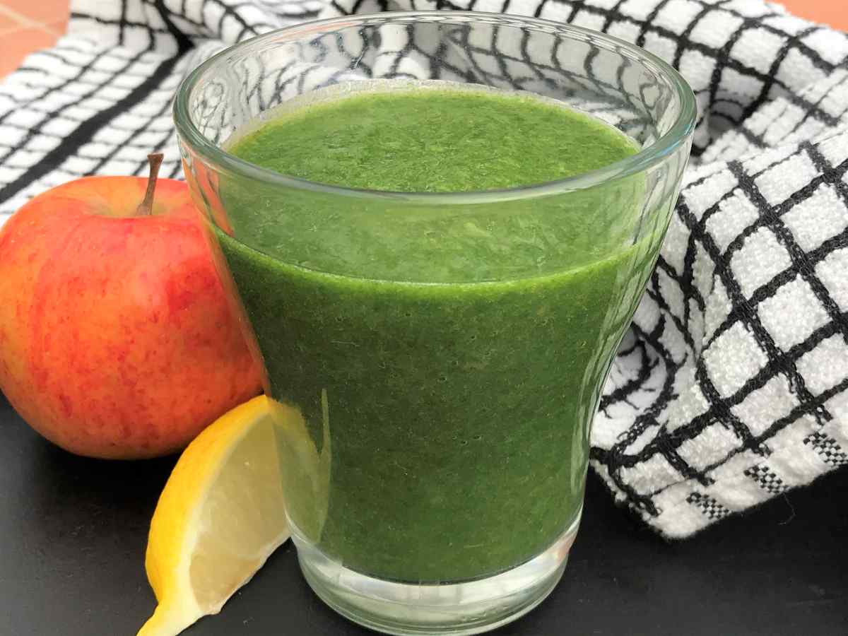 Spinach and apple sauce smoothie
