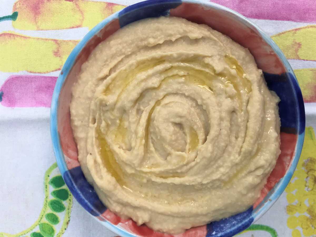 2 ingredient hummus for a quick easy healthy lunch
