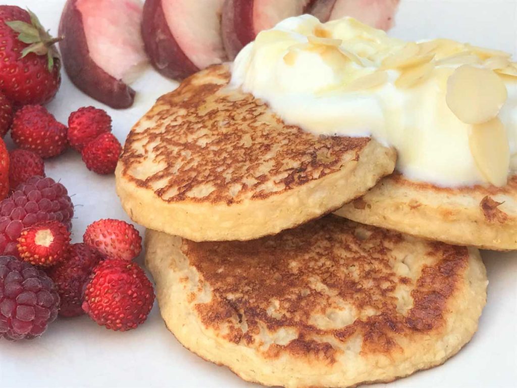 Protein pancake with peach, berries and yogurt