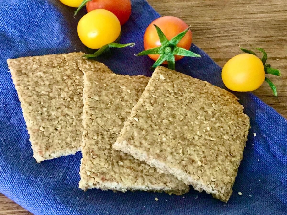 Oat and wholewheat biscuits with tomatoes