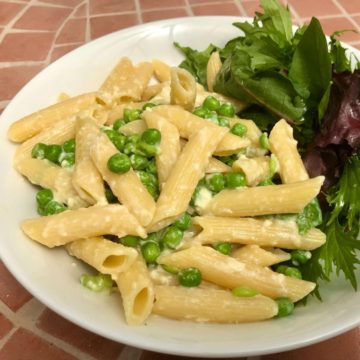 Easy vegetarian carbonara with green salad