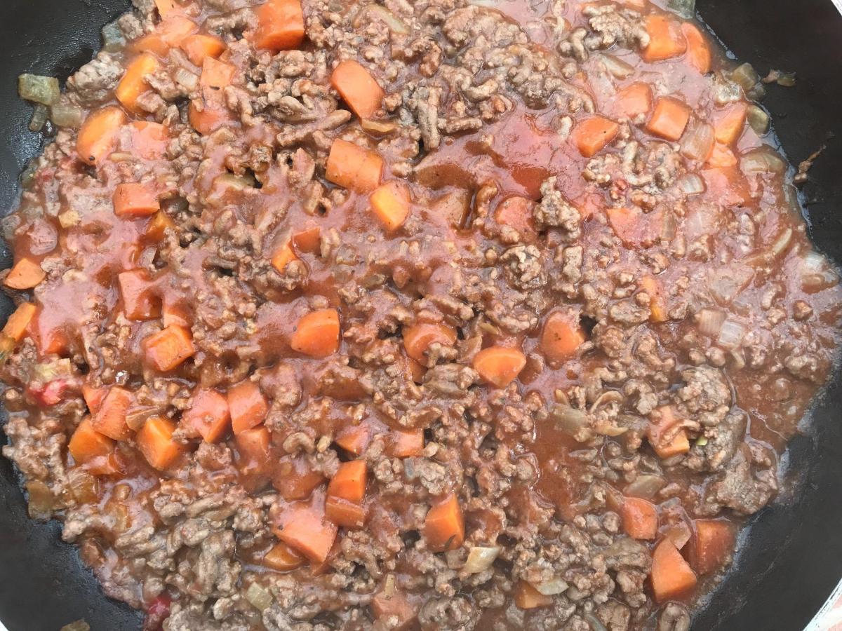Ground beef with vegetables and gravy