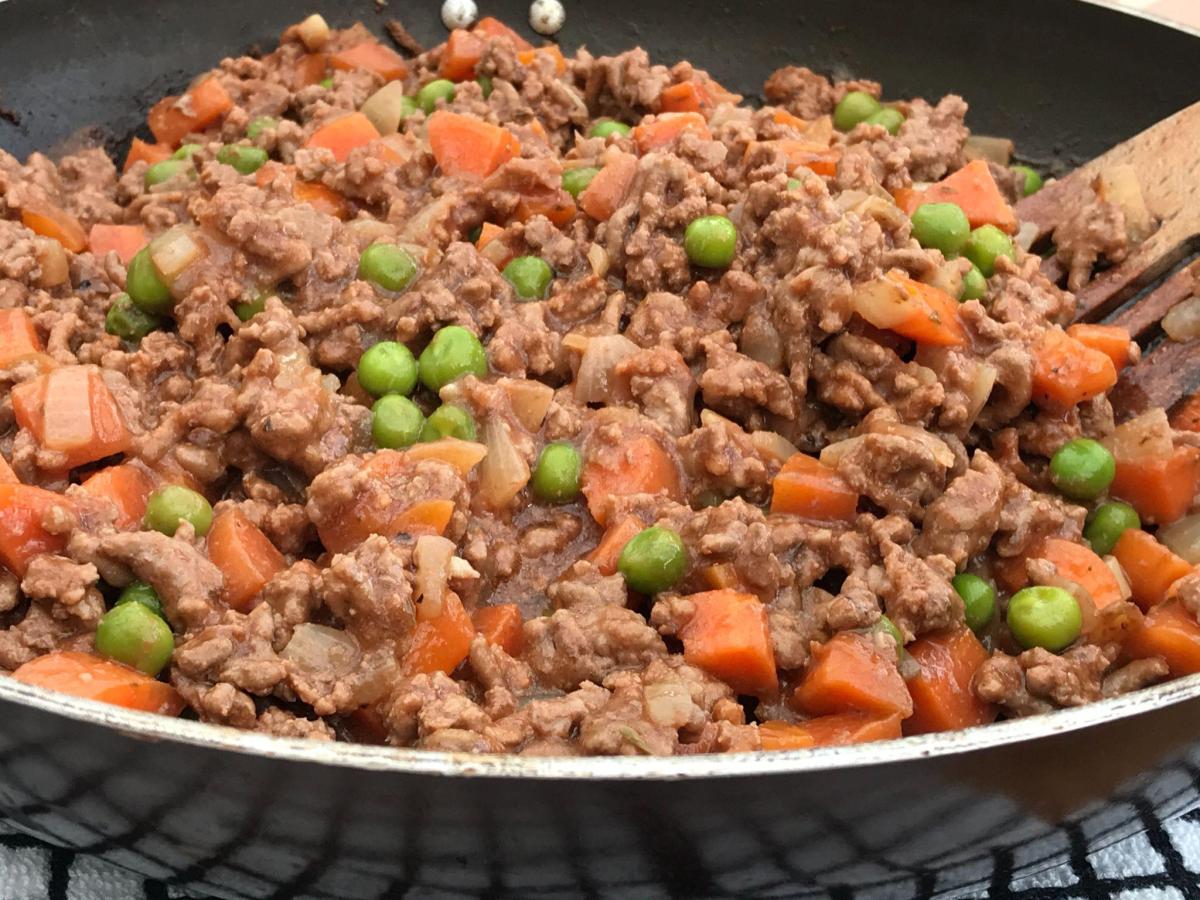Savoury mince beef with carrots and peas