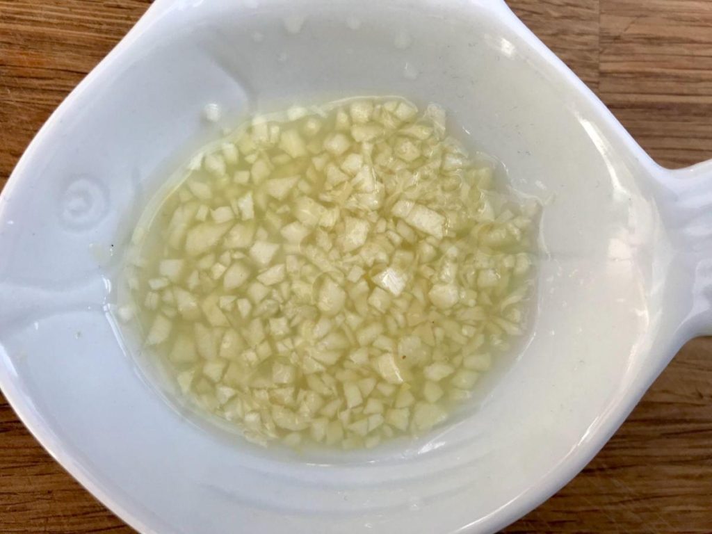 Soaking garlic in lemon juice