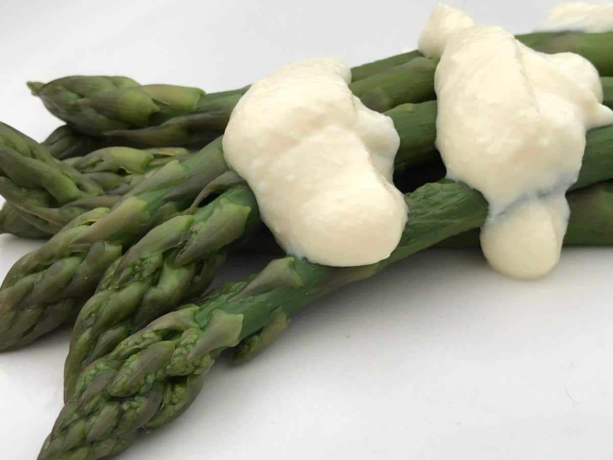 Healthy hollandaise on asparagus