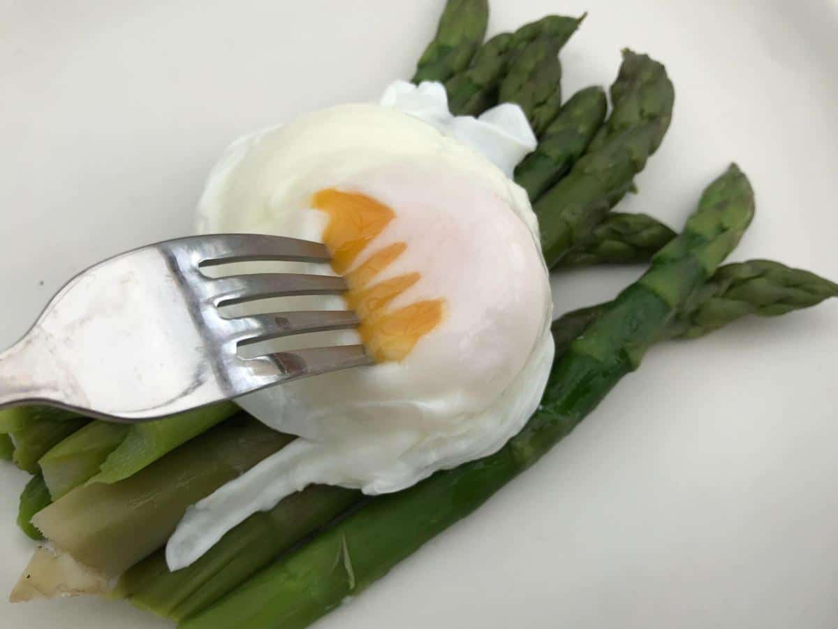 Runny yolk on asparagus