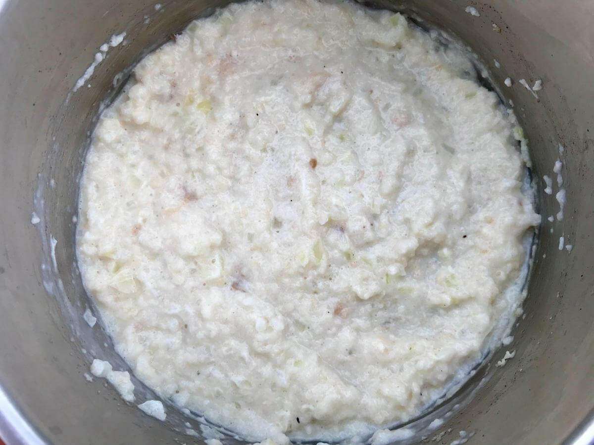 Thickened bread sauce in pan.