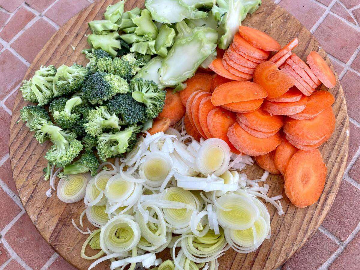 Sliced carrots, leeks and broccoli.