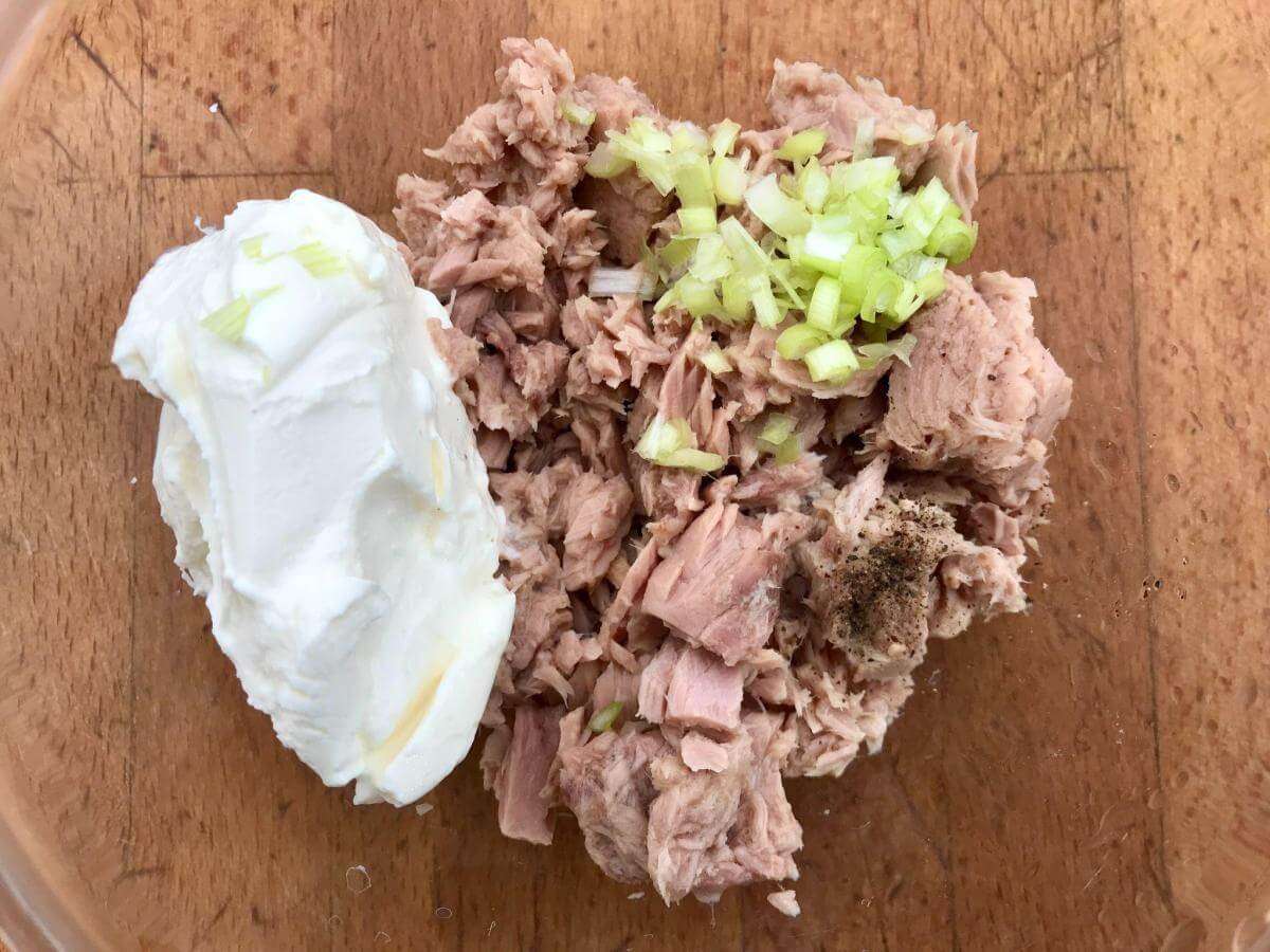 Tuna, cream cheese and spring onion in bowl.