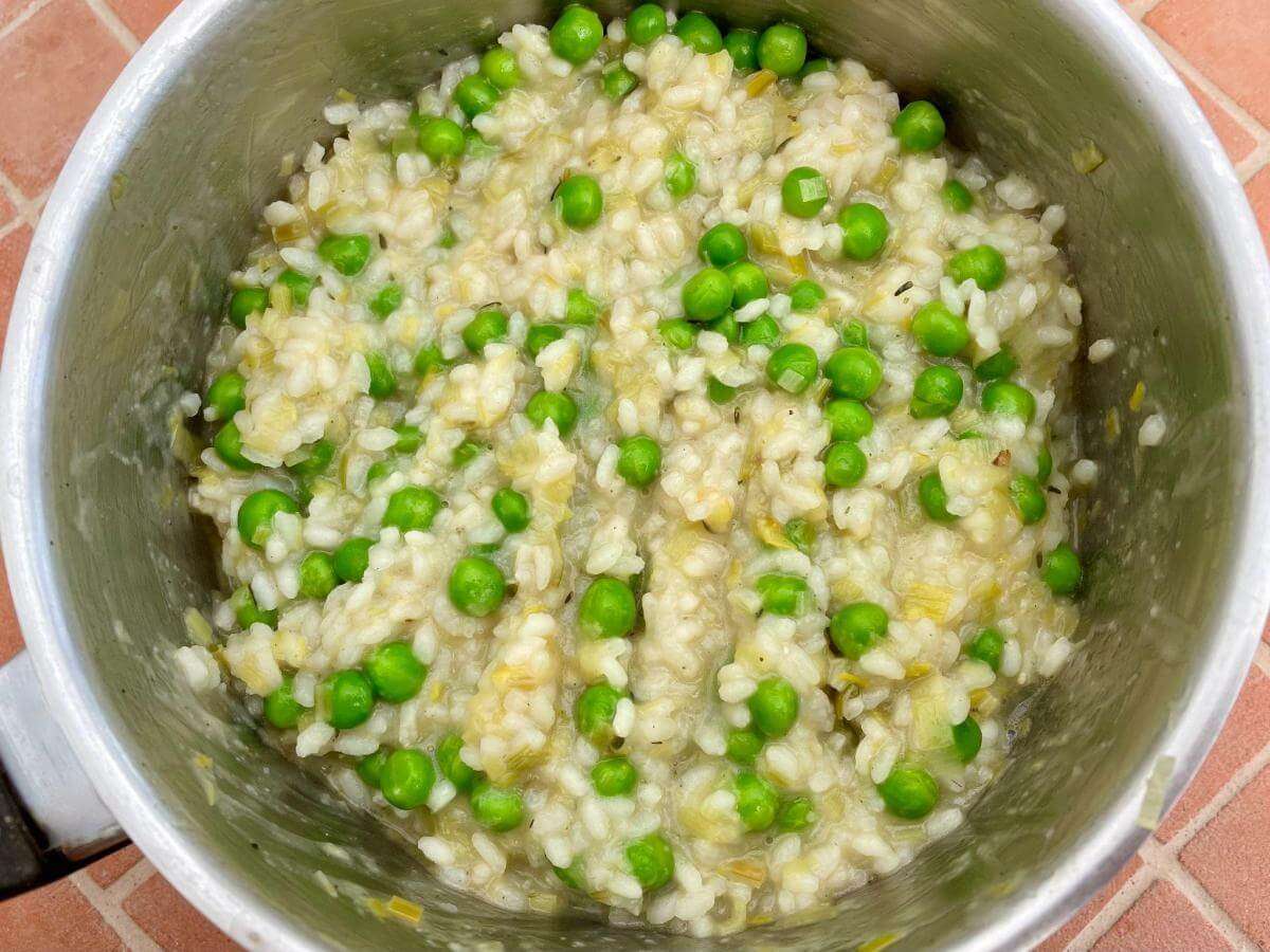 Cooked risotto with peas.
