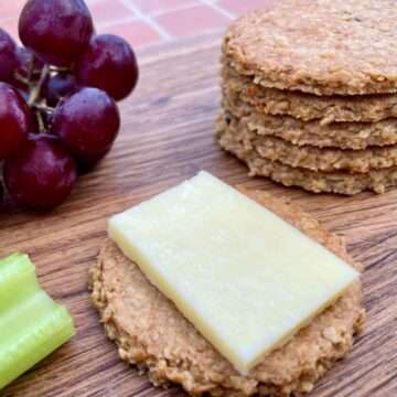 Cheese oatcakes with grapes.