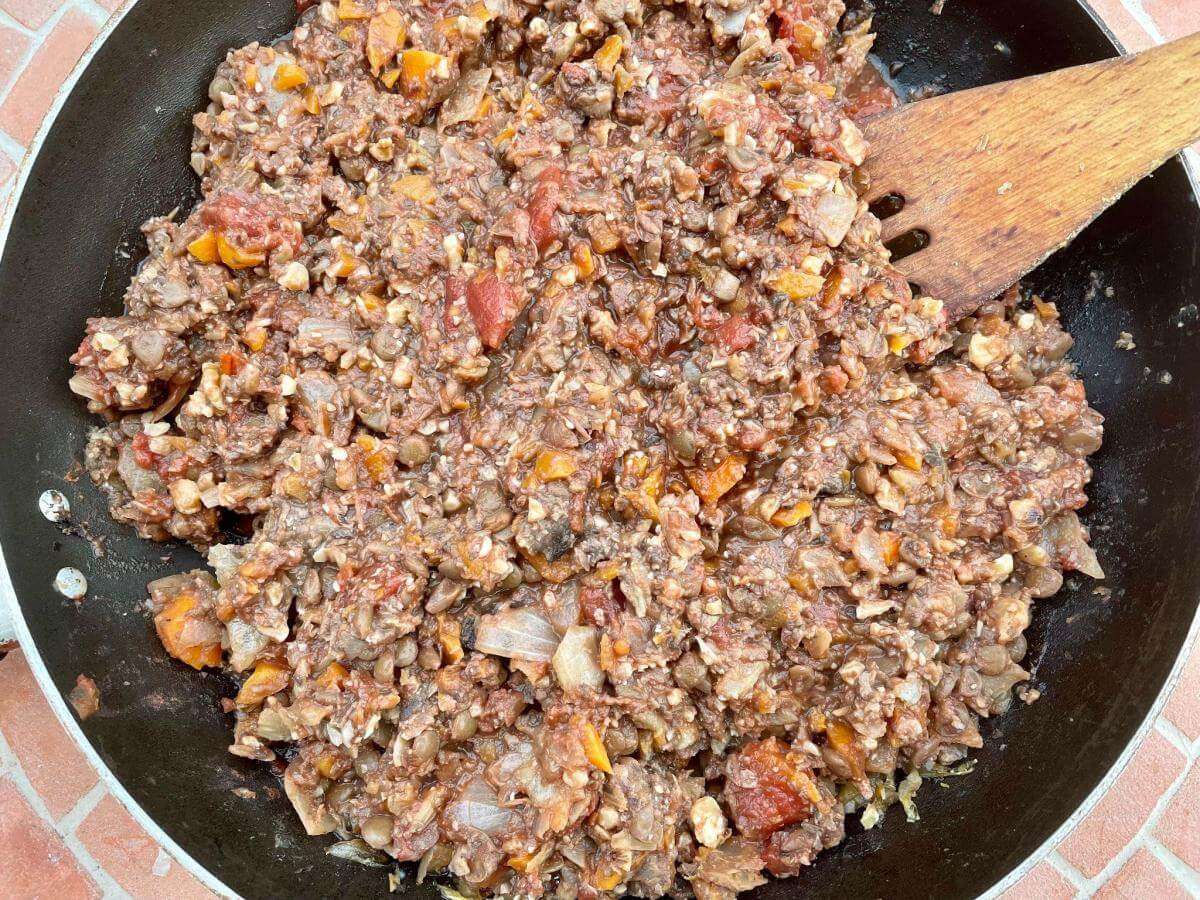 Lentil mixture with tomatoes.