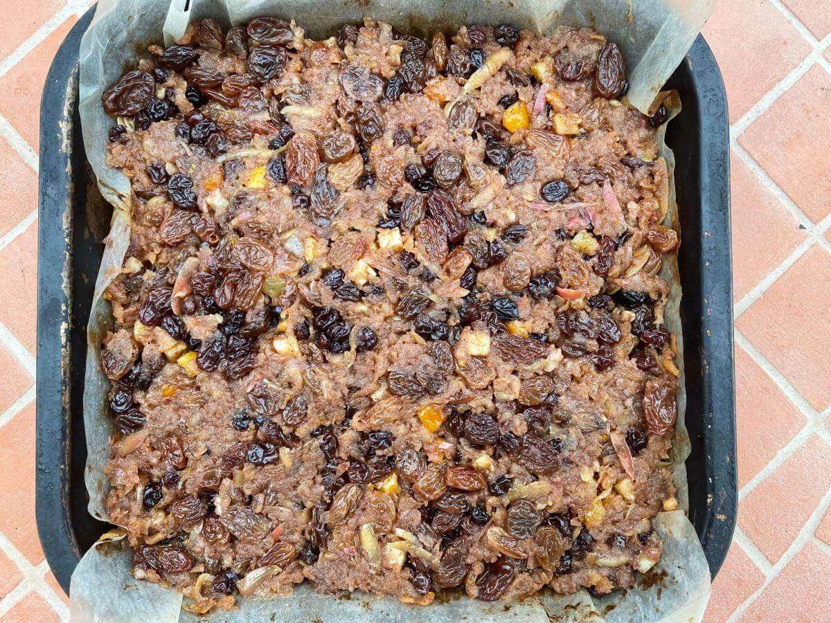 Layer of mincemeat in crumble slices.