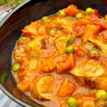 Slow cooker sausage curry with peas.