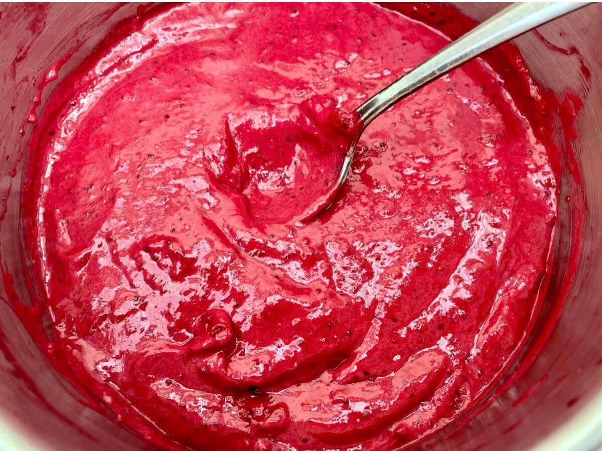 Blackcurrant curd in pan.