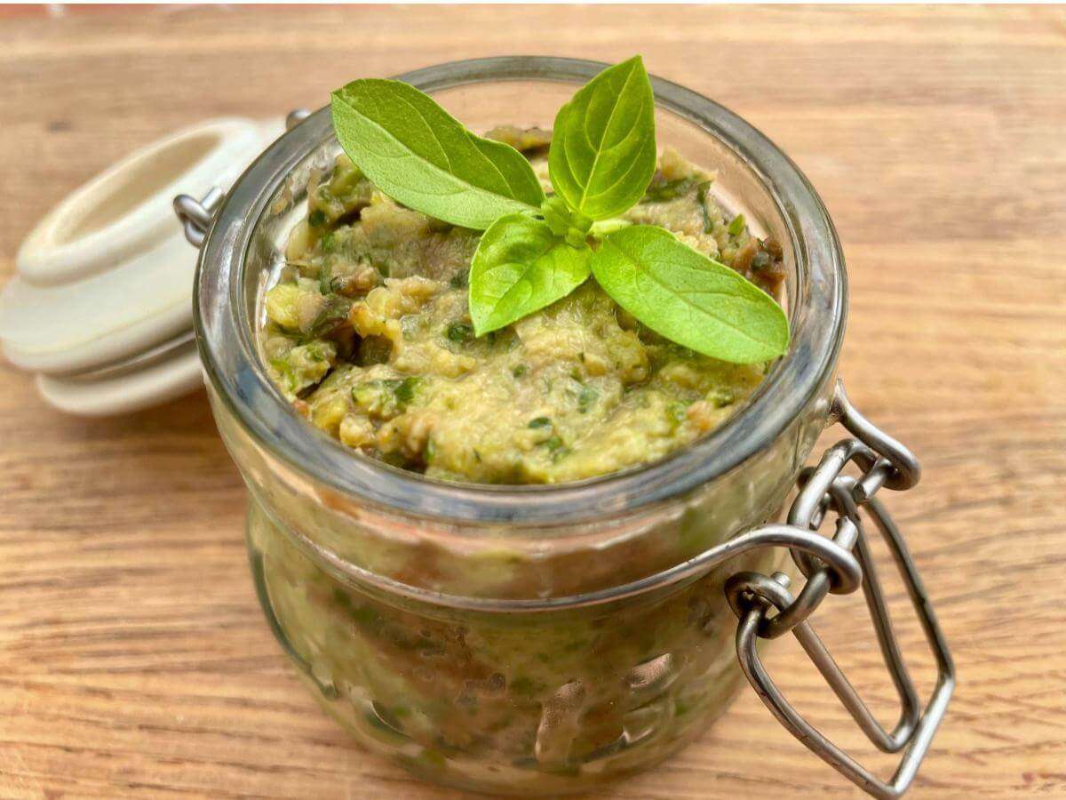 Courgette pesto with basil.