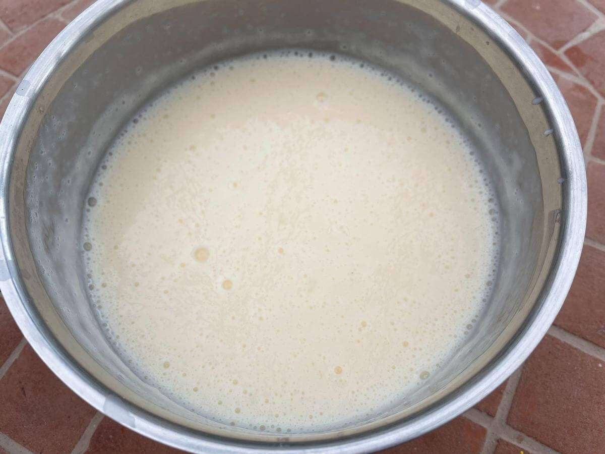 Egg enriched white sauce.